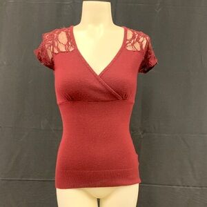 2B Bebe Maroon red v-neck short sleeve top size small - lace portion damaged